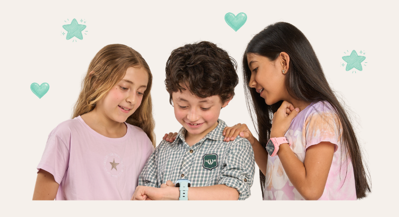res niños compartiendo y mirando el reloj Kiper